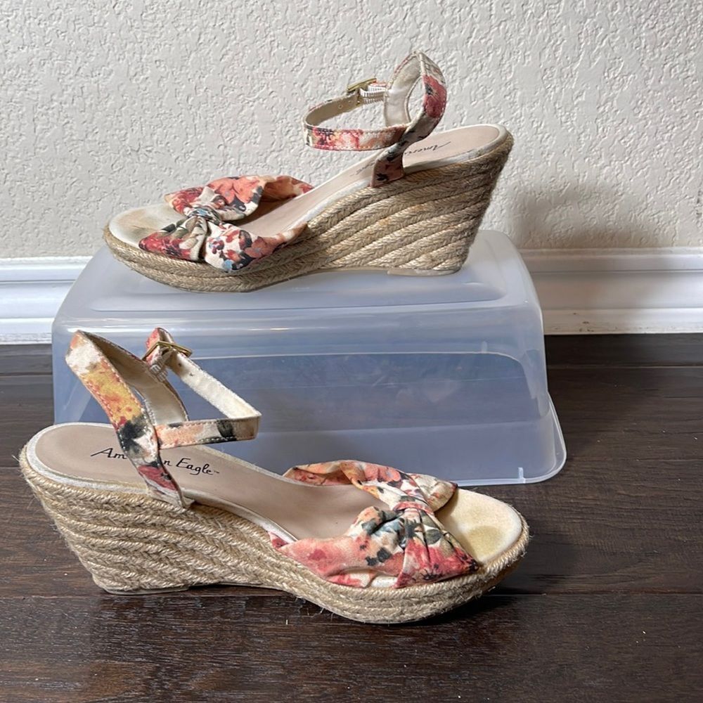AMERICAN EAGLE FLORAL PRINT WEDGE SANDAL SIZE 8.5
